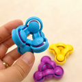 Fidget Tri-Spinner Rotatif Articulé – Coordination & Décompression Sensorielle